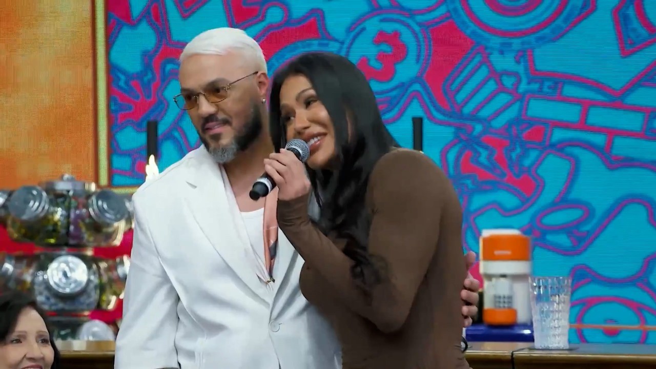 Gracyanne Barbosa conta que ainda mora com mãe e filha do Belo