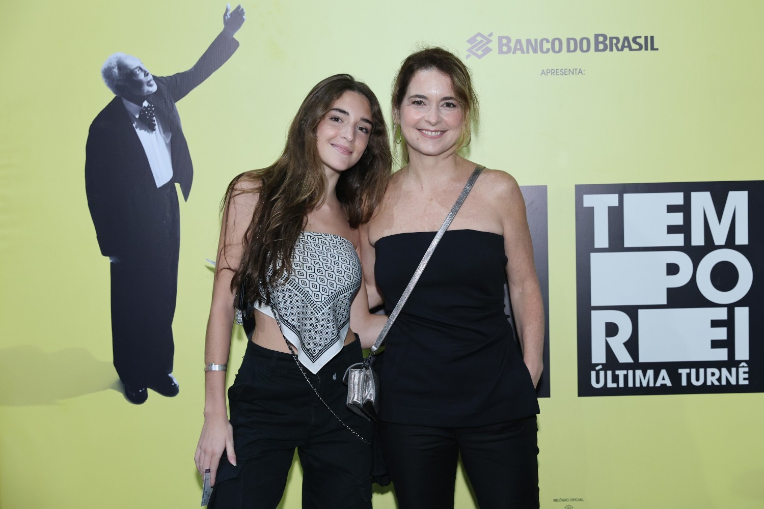 Cláudia Abreu posa ao lado da filha caçula e altura impressiona