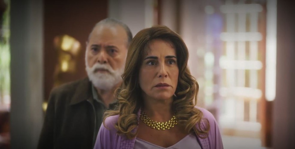 Irene (Gloria Pires) é desmascarada na frente de todos — Foto: Globo