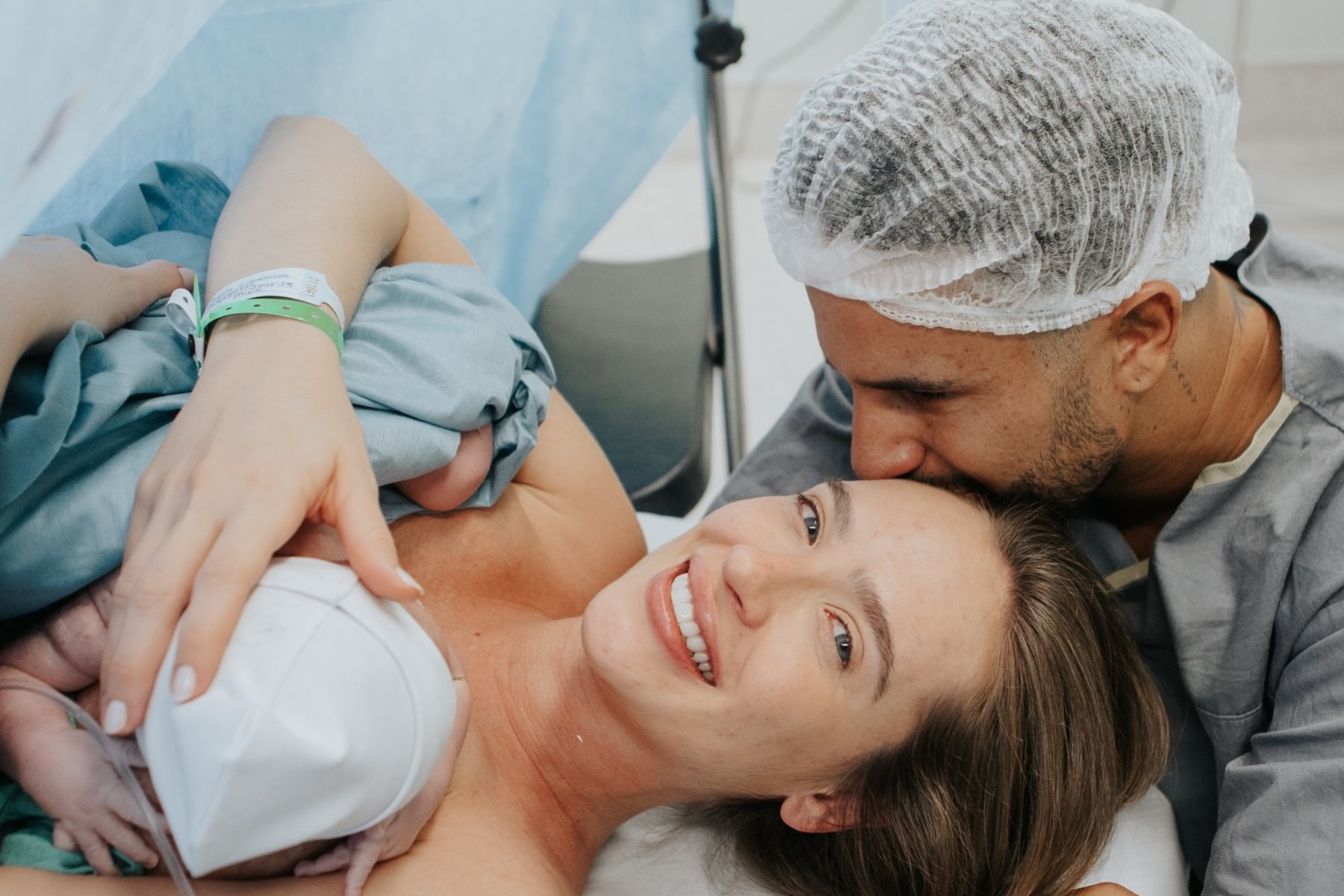 Nasce Martin, filho do surfista Italo Ferreira e Sofia Larocca