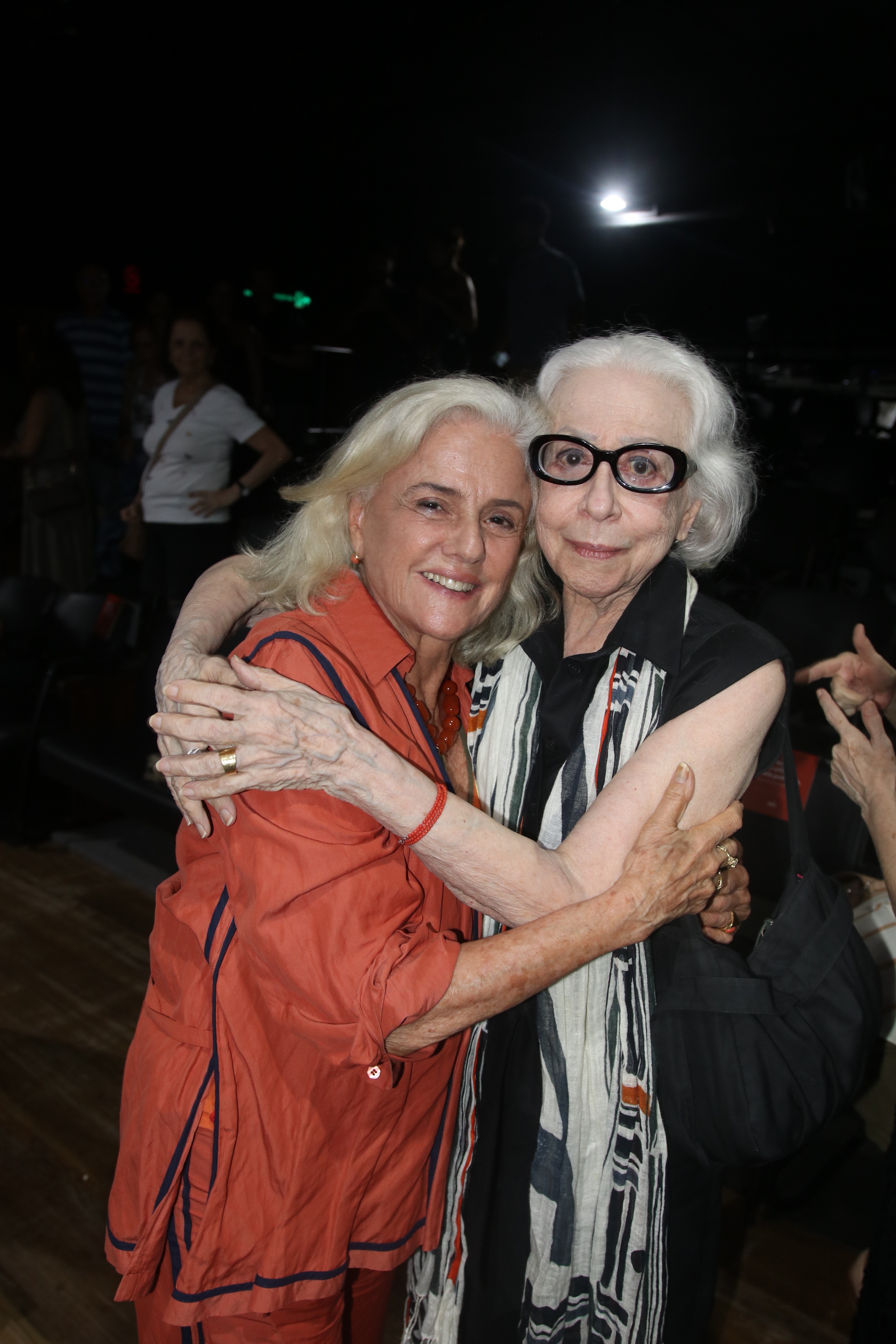 fernanda-montenegro-e-marieta-severo-se-encontram-em-pe-a-teatral-no