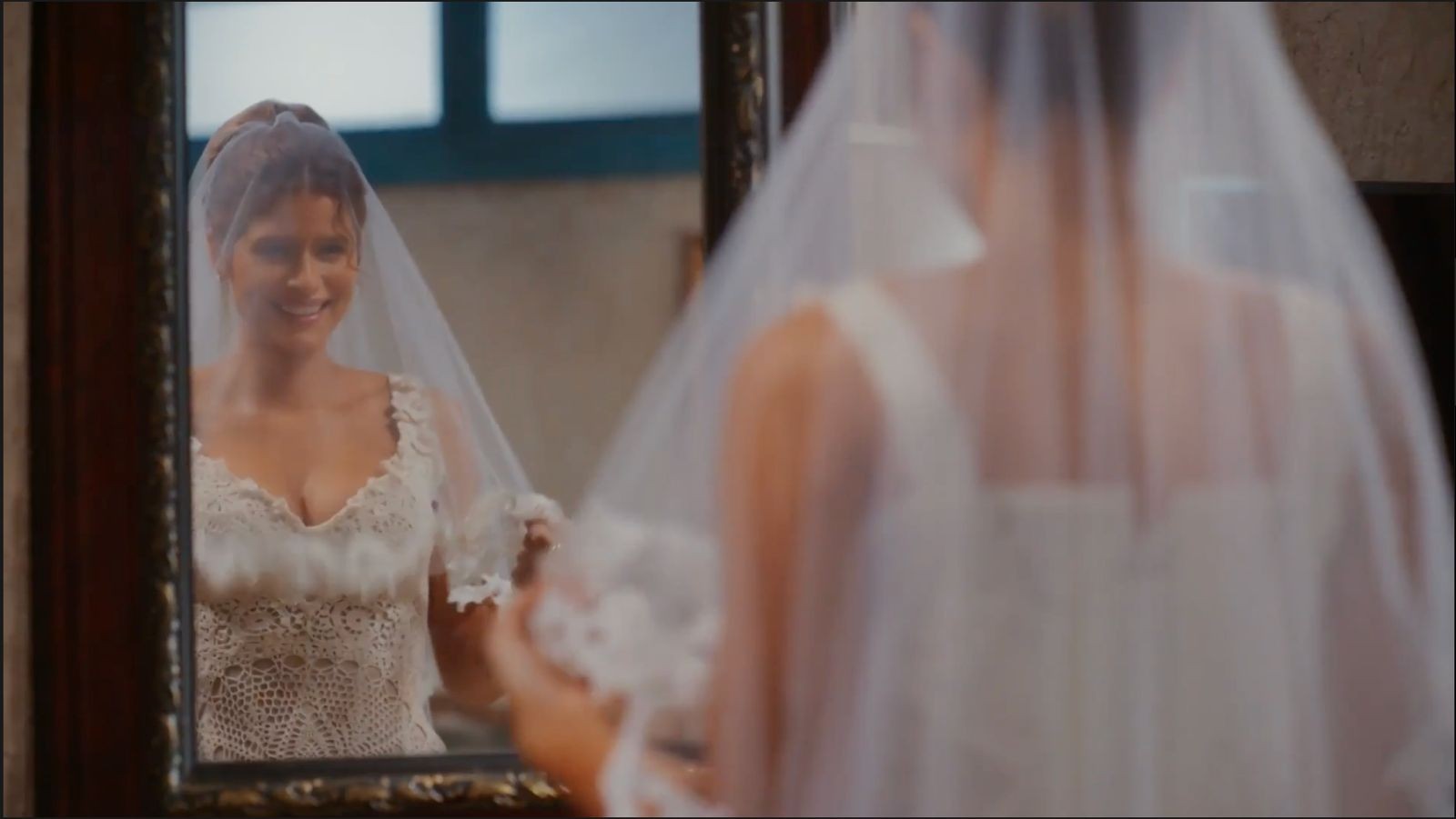 Vestido de noiva de Agrado combina fibras naturais com estética artesanal em Coração Acelerado