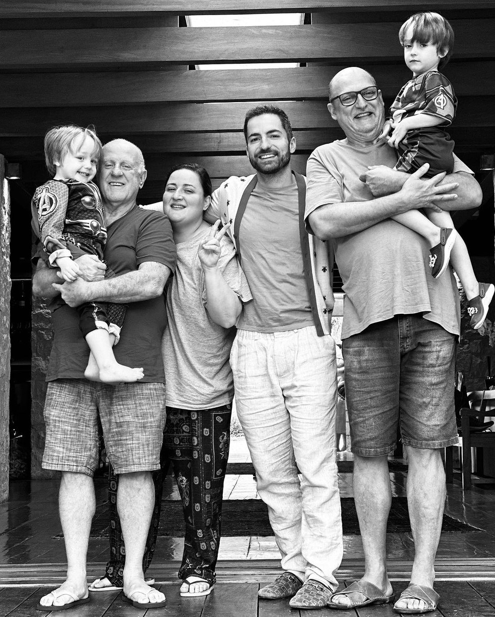 Thales Bretas mostra filhos com os dois avôs no Dia dos Pais — Foto: Reprodução