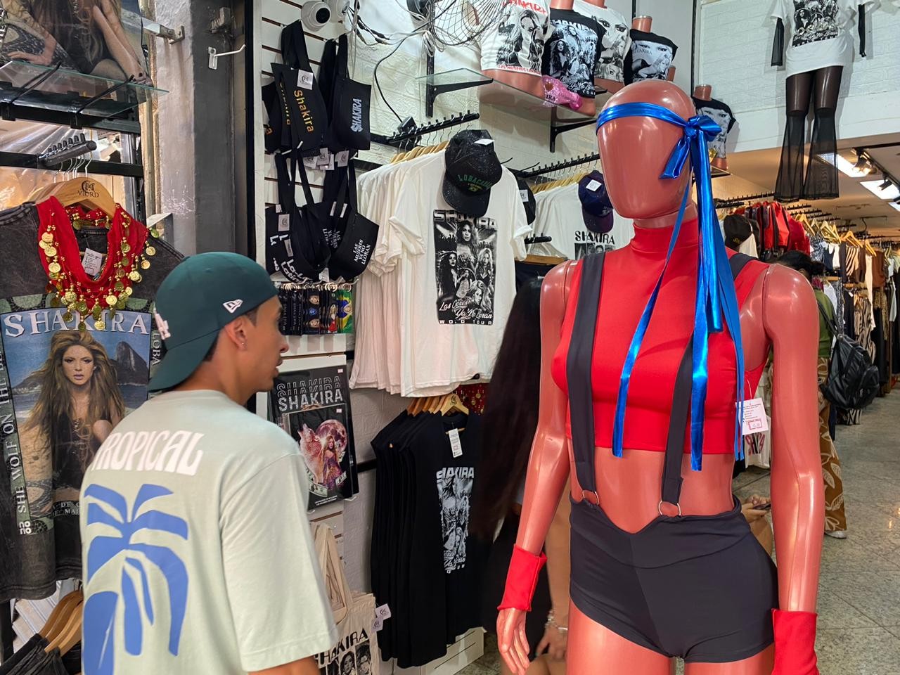 Produtos de Shakira tem menor procura em comércio popular do Rio do que os de Gaga e preços mais altos