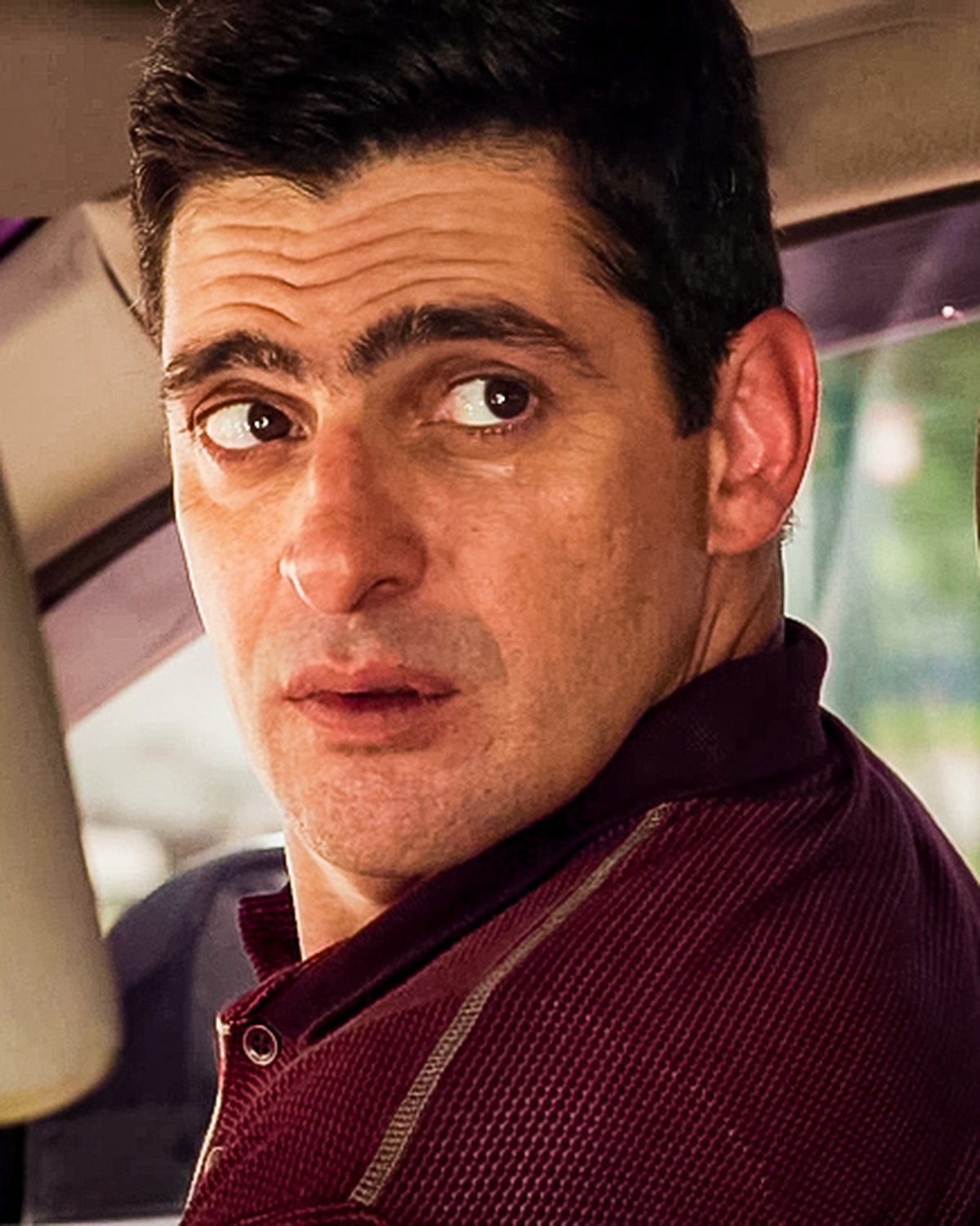 Marco Rodrigo se depara com Rui ao sair da prisão e Rugieri anuncia