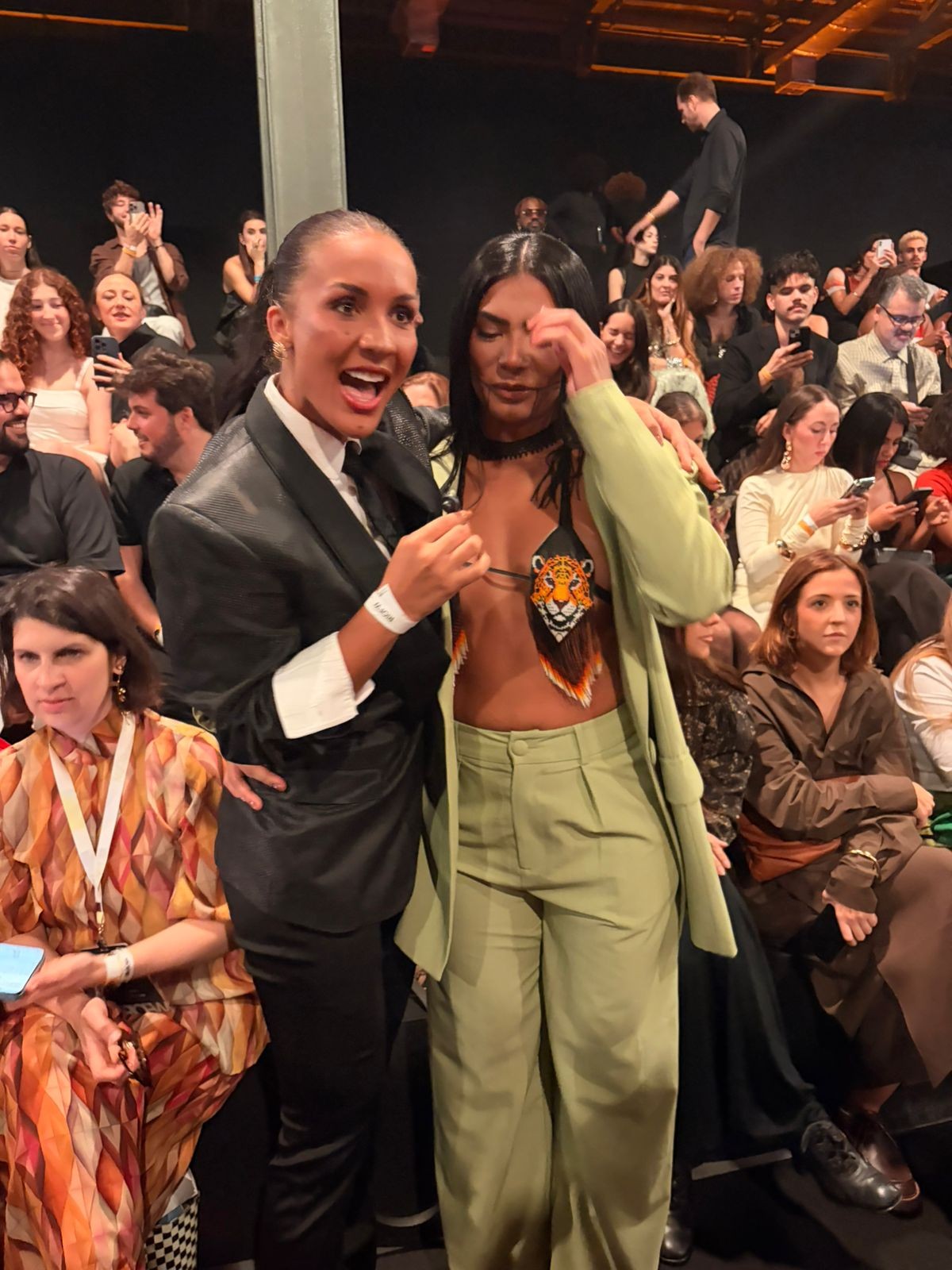 Eliminadas do BBB 26, Marciele e Maxiane roubam a cena no Rio Fashion Week