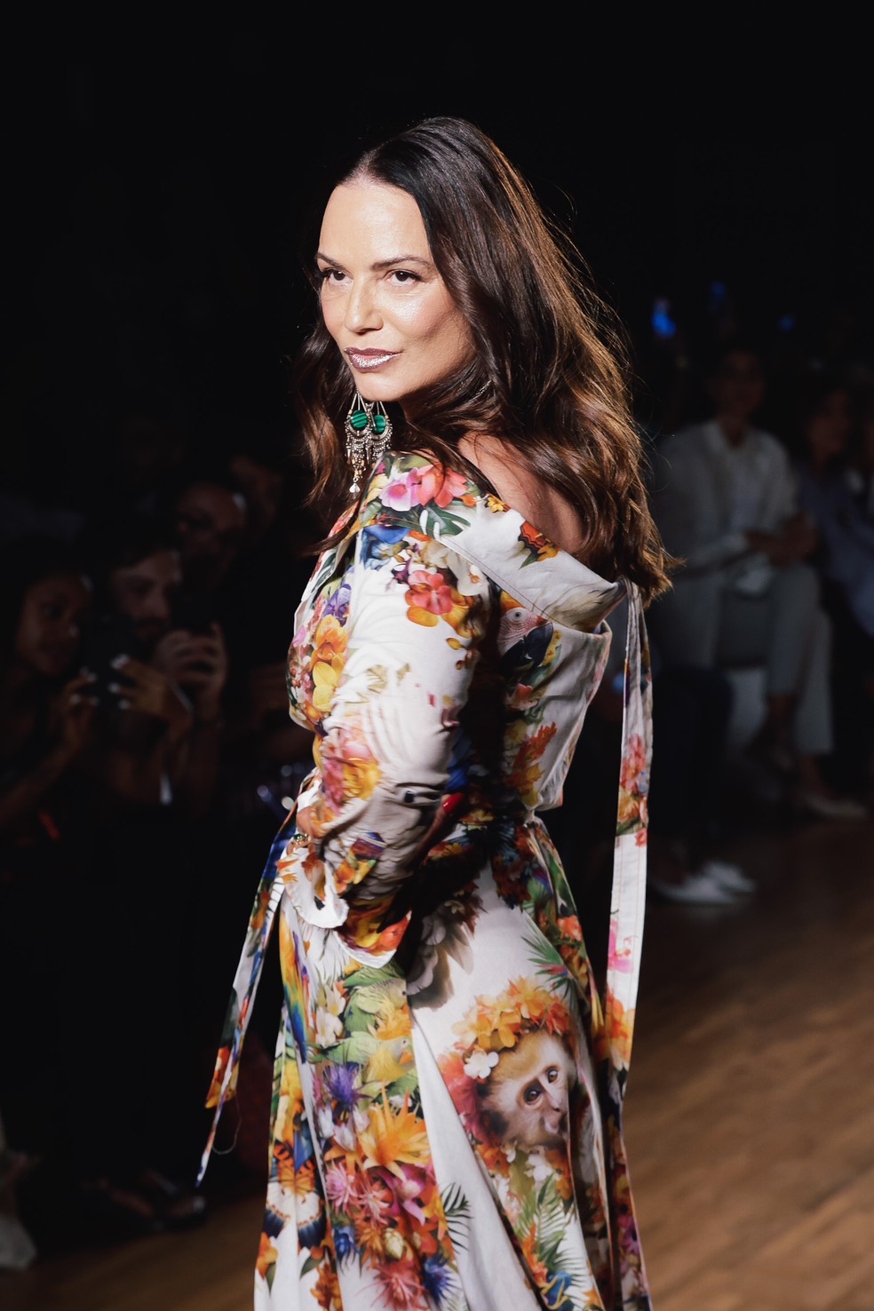 Luiza Brunet retorna às passarelas após 16 anos em desfile da The Paradise no SPFW — Foto: Fabiano Battaglin/gshow