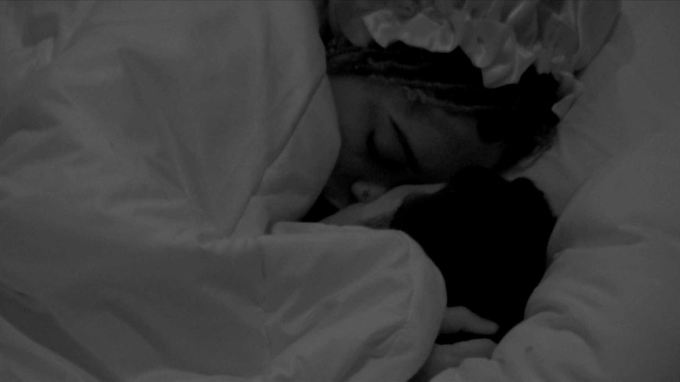 BBB 25: João Gabriel e Thamiris se beijam no Quarto Nordeste — Foto: Globo