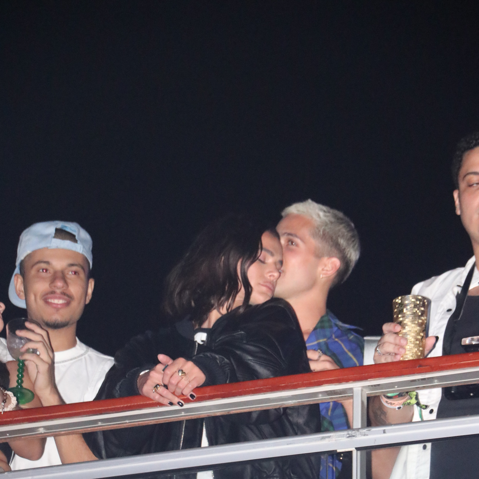 Bruna Marquezine e João Guilherme são flagrados aos beijos e em clima de romance no Rock in Rio 