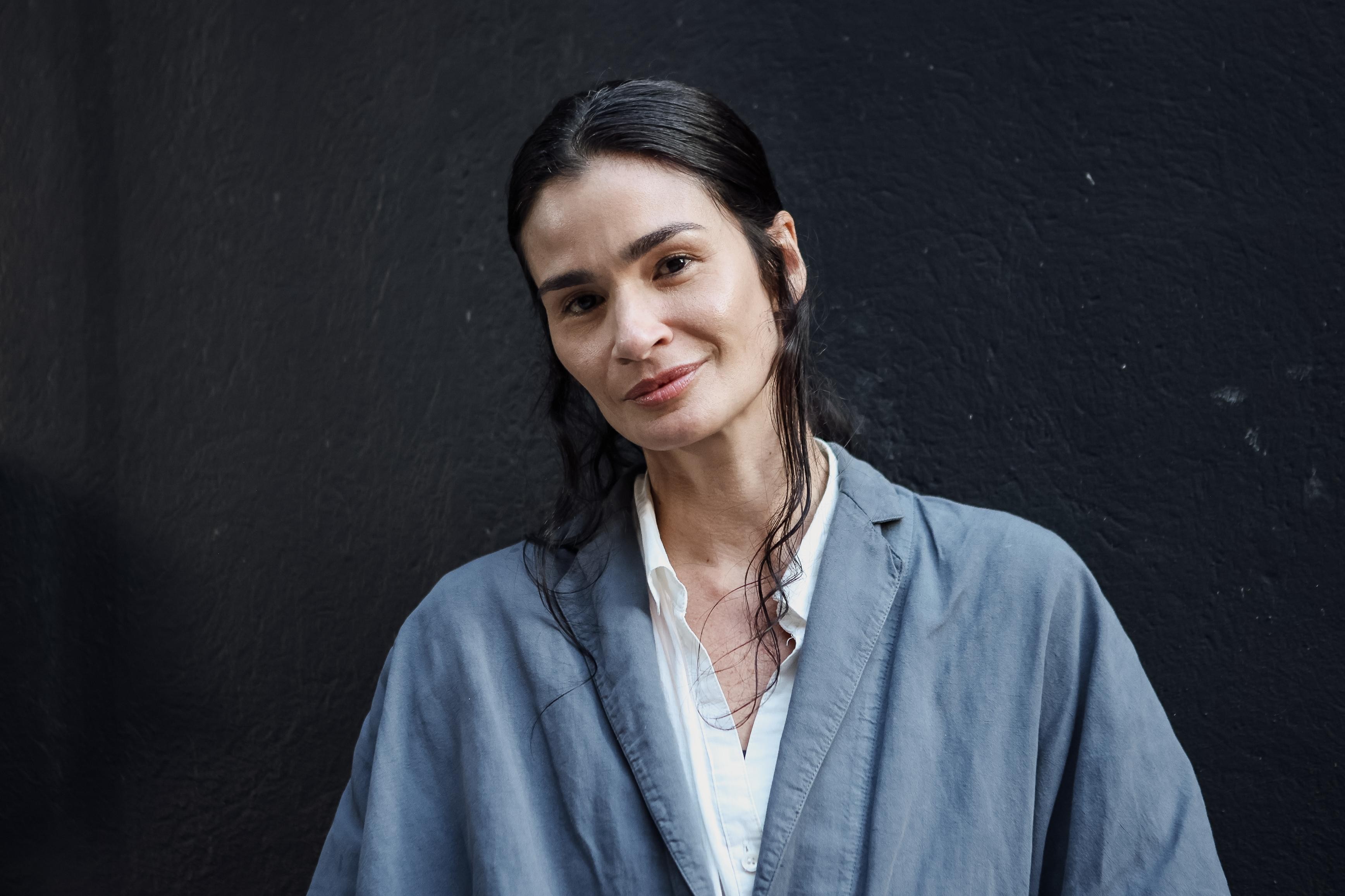 Após diagnóstico de esclerose múltipla, Carol Ribeiro desfila no São Paulo Fashion Week