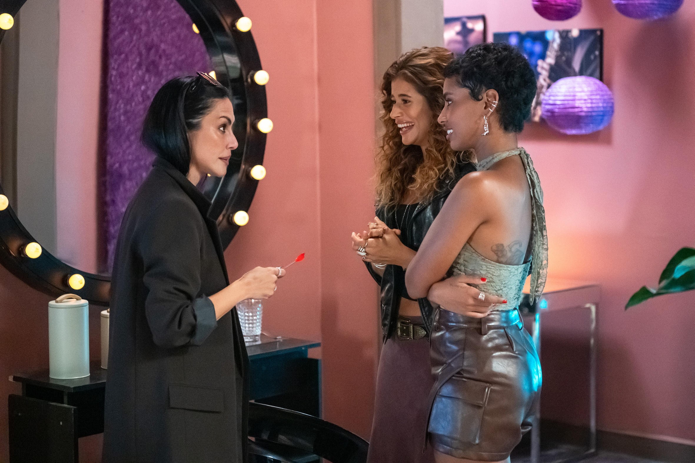 Cleo Pires estreia em Coração Acelerado no papel de Alana Matos, uma empresária da música