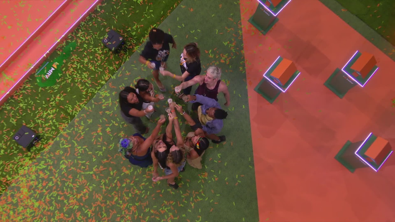 Participantes brindam para celebrar a chegada ao Top 10 do BBB 26