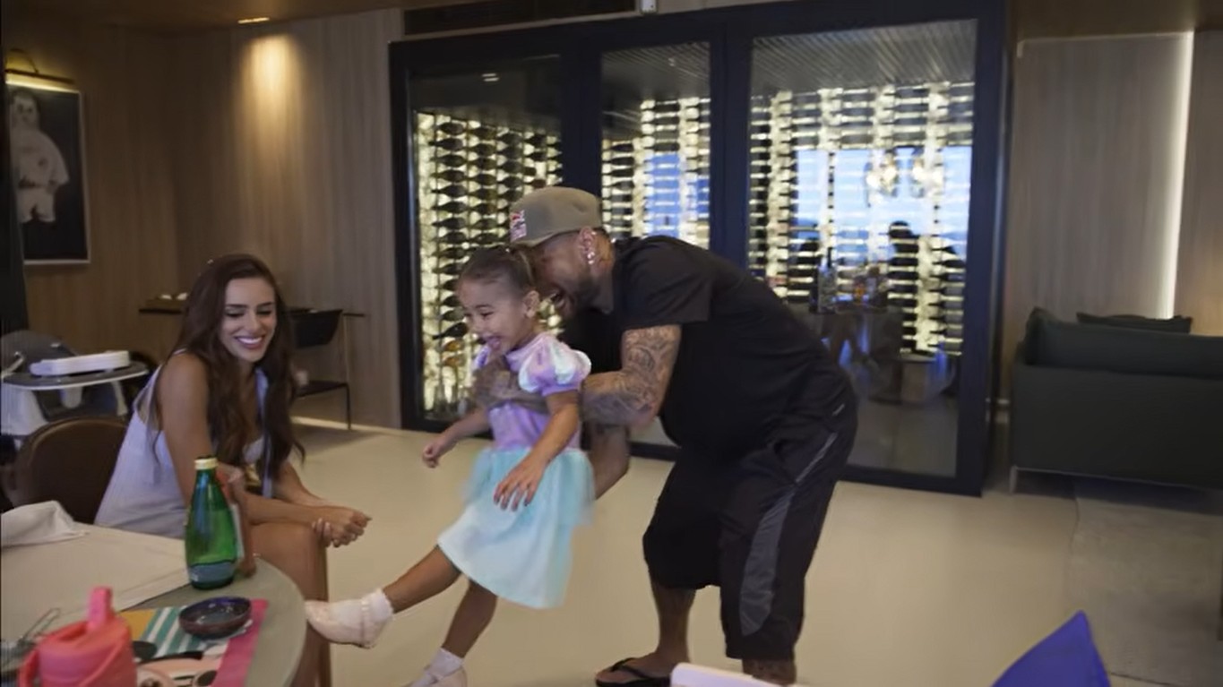 Neymar abre as portas de mansão milionária e mostra detalhes em vlog