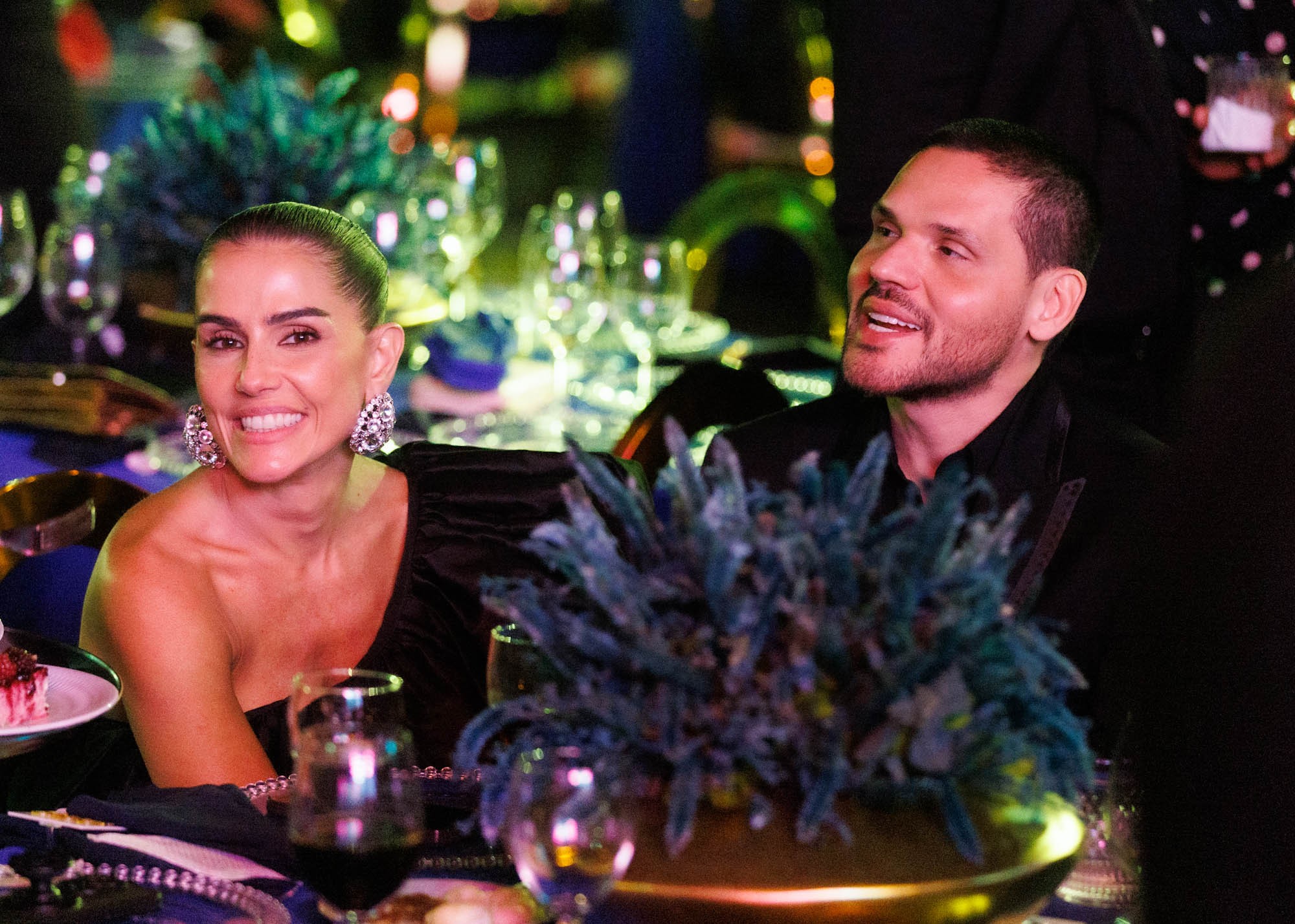 Deborah Secco e namorado curtem show de Maiara e Maraisa em Goiânia