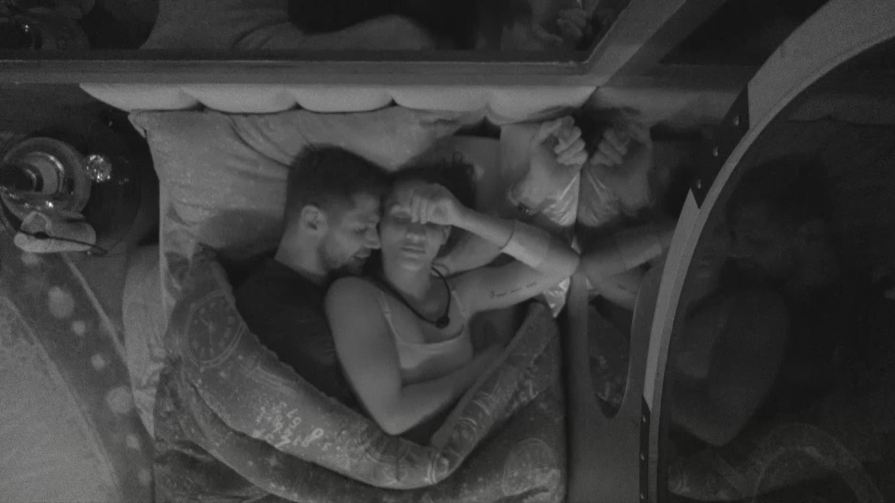 Jonas Sulzbach e Maxiane dormem de conchinha, e sister dispara: 'Tem que se comportar'