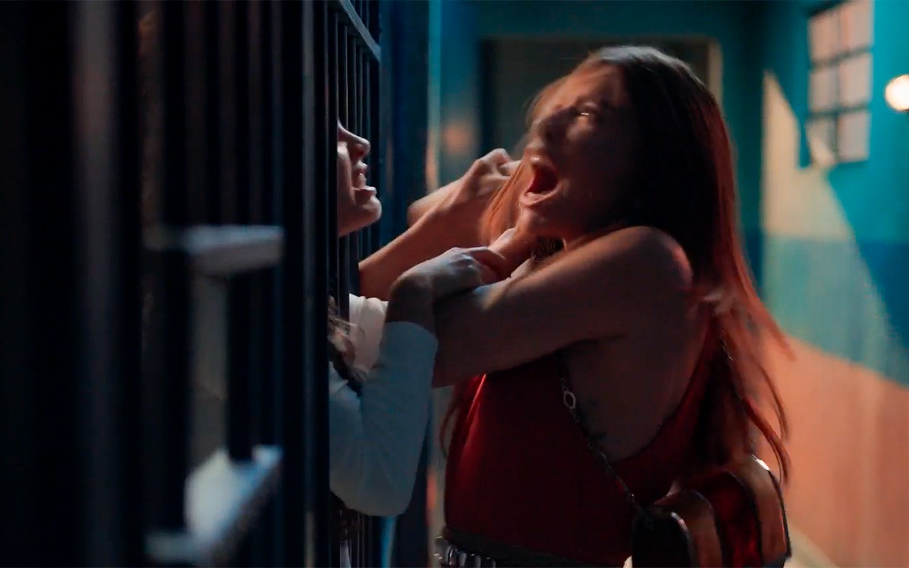 Três Graças: Arminda invade a delegacia, provoca e tem cabelos agarrados por Gerluce