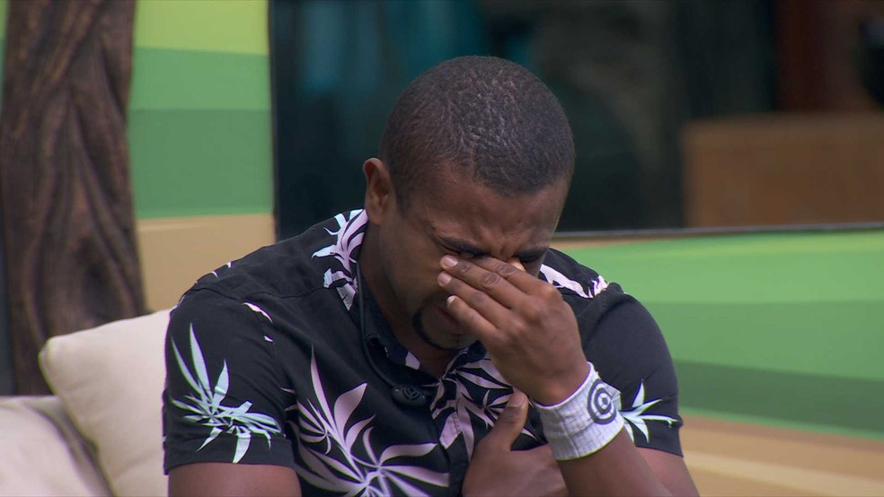 Davi chora após ameaçar desistir do BBB 24 — Foto: Globo
