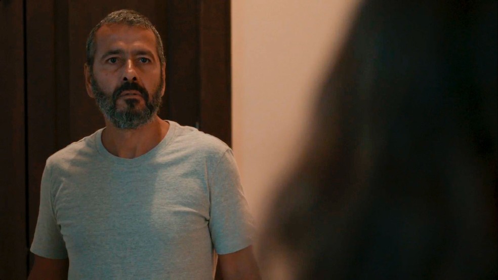Em Renascer, José Inocêncio fica chocado com a presença de Mariana em seu quarto — Foto: Globo
