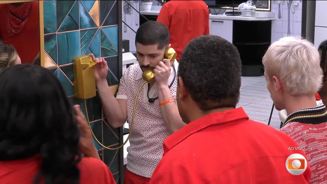 Quem atendeu ao Big Fone? Marcelo ouve mensagem sobre pulseira dourada