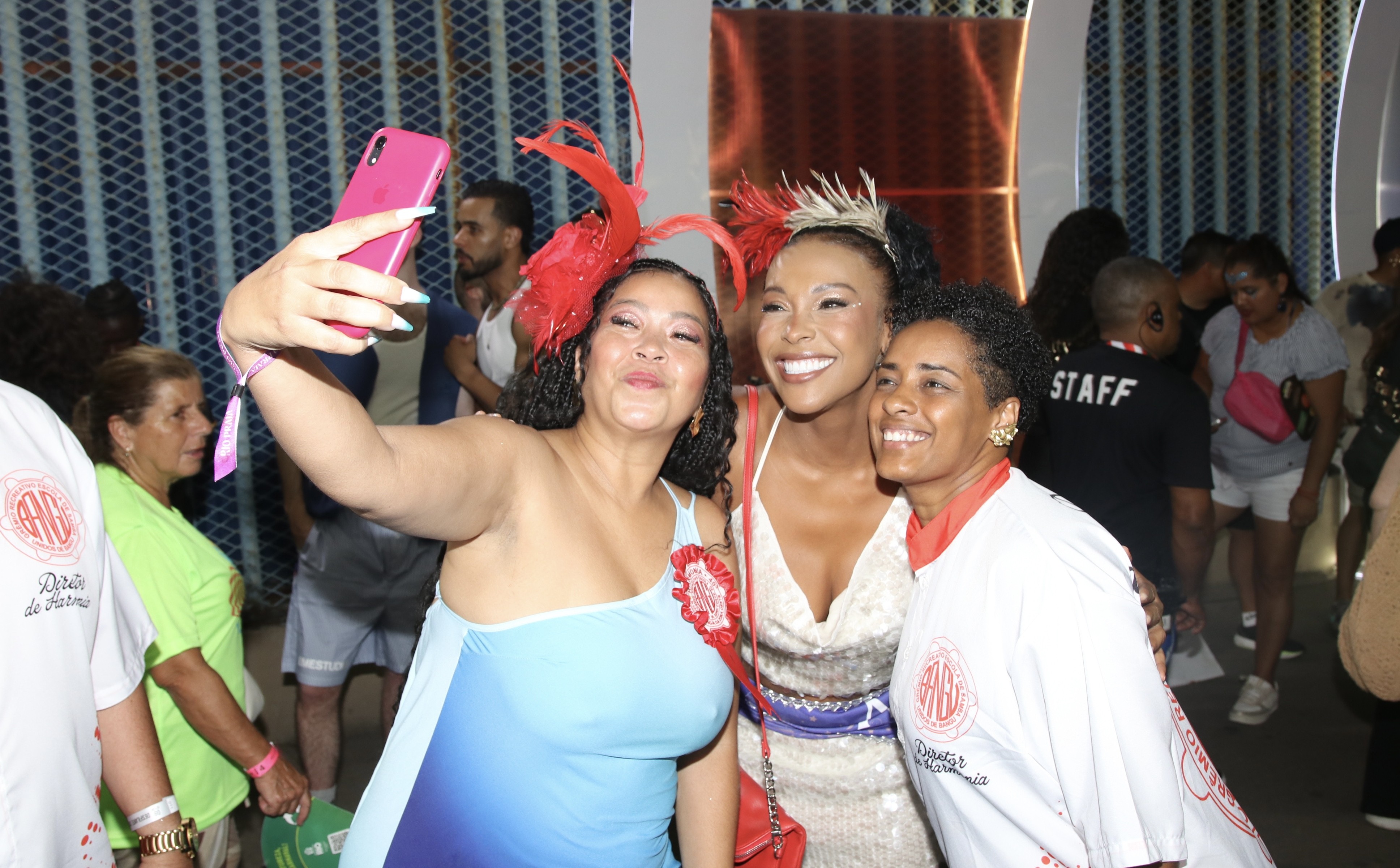 Após deixar o BBB 26, Sol Vega é tietada na Sapucaí