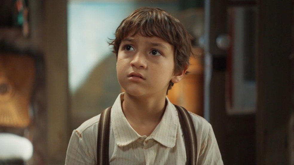 Samir (Davi Malizia) é filho de Candinho (Sergio Guizé) — Foto: Globo