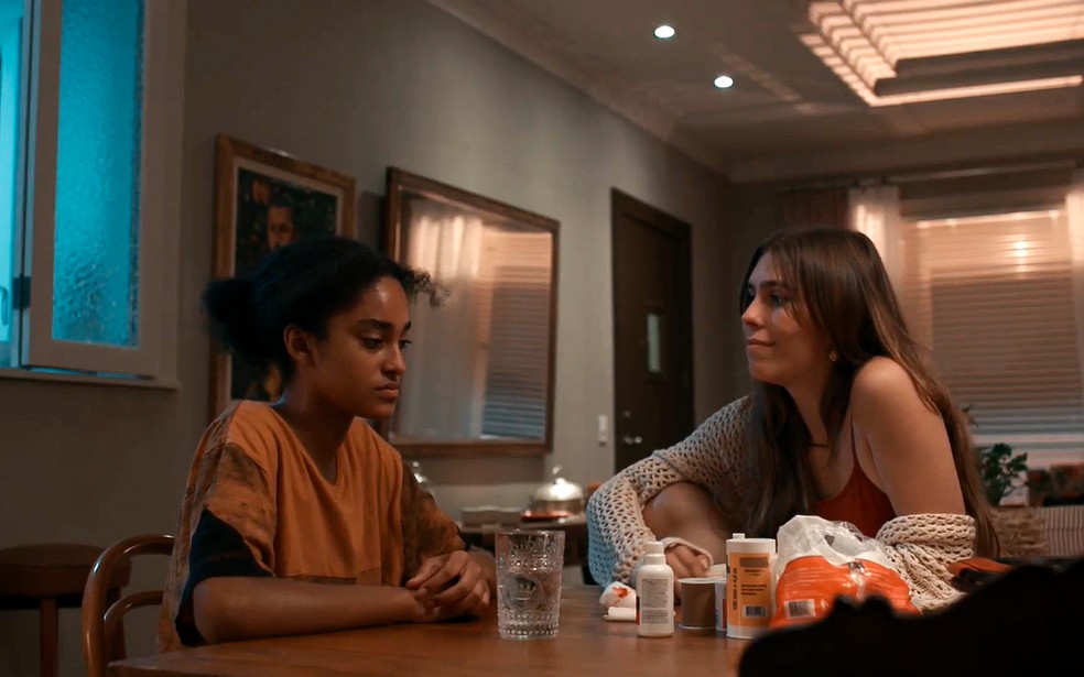 Buba (Gabriela Medeiros) leva Teca (Livia Silva) para casa depois de atropelar a menina - Renascer — Foto: Globo