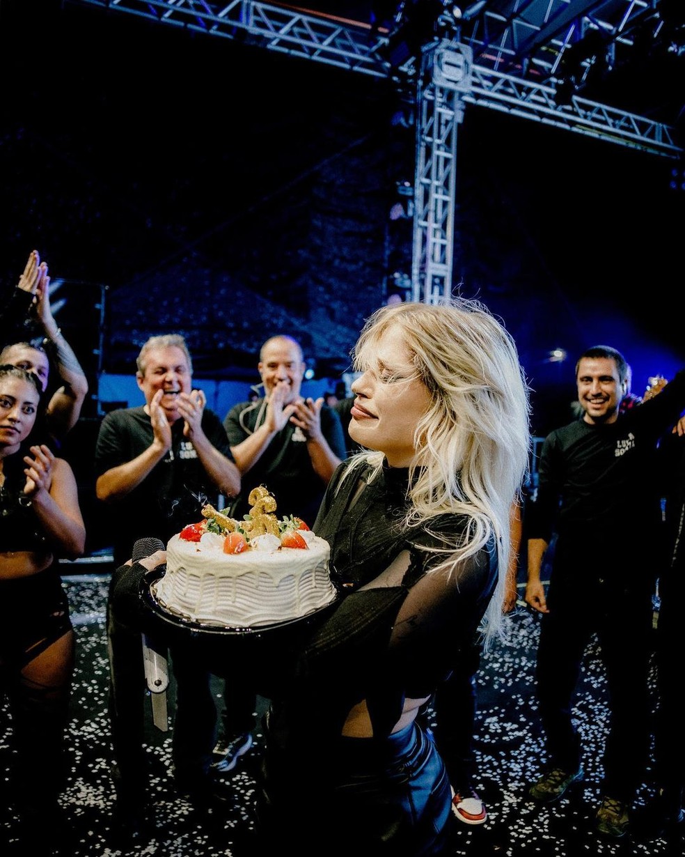 Lu&iacute;sa Sonza se emociona no fim do &uacute;ltimo show da turn&ecirc; 'Doce 22' &mdash; Foto: Reprodu&ccedil;&atilde;o/Instagram