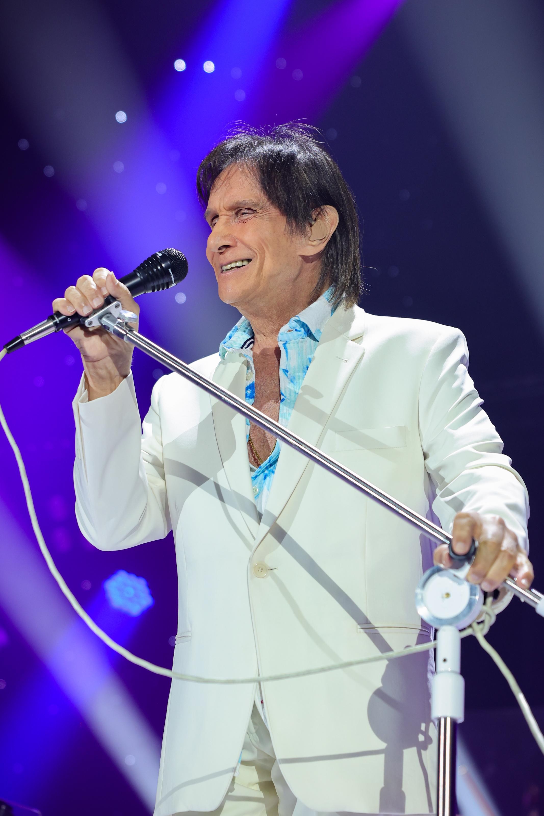 Roberto Carlos é prestigiado pela neta, Laura, em show