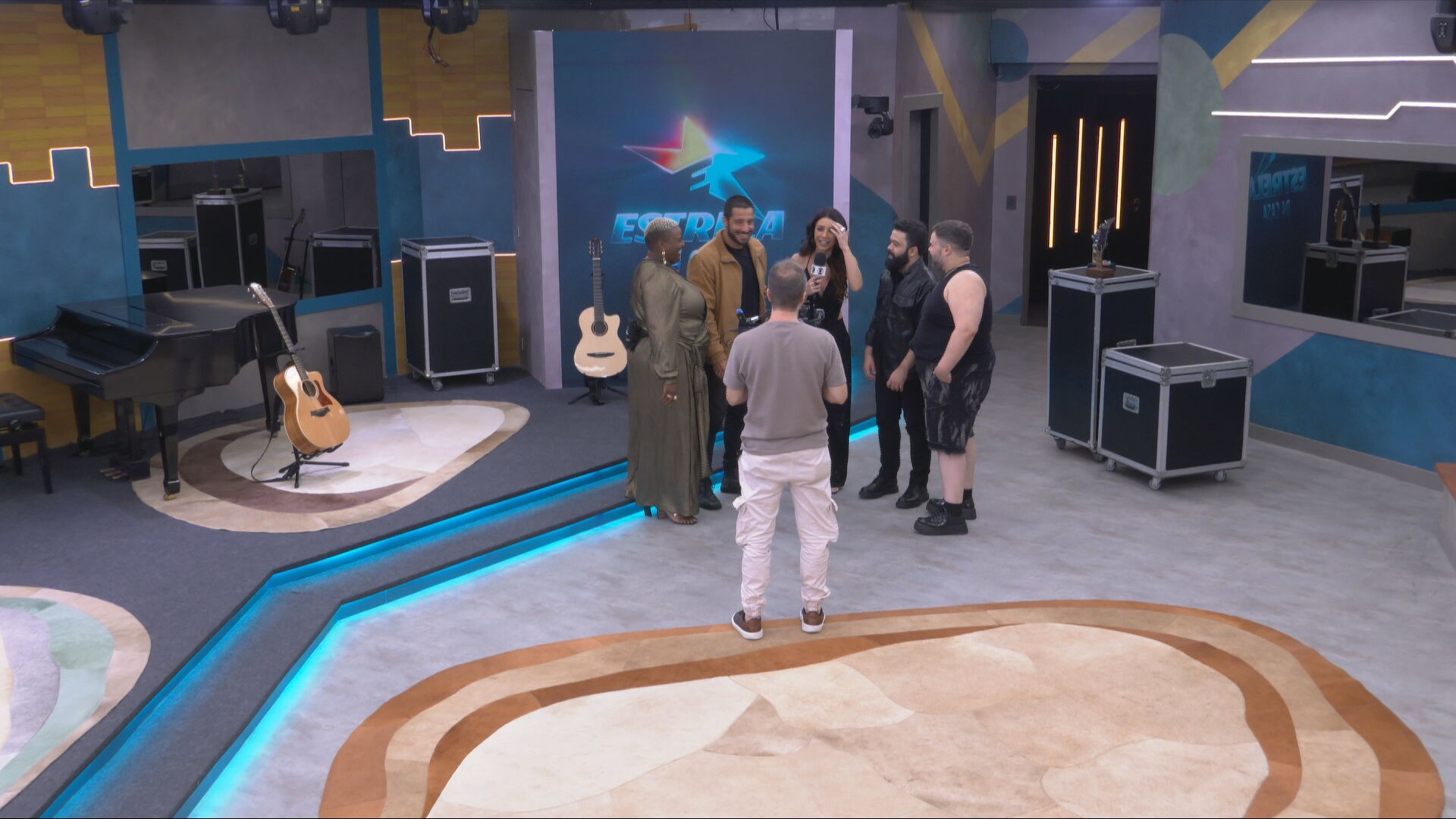 Finalistas dão entrevistas para afiliadas, e Hanii brinca: 'Eles estão famosos'