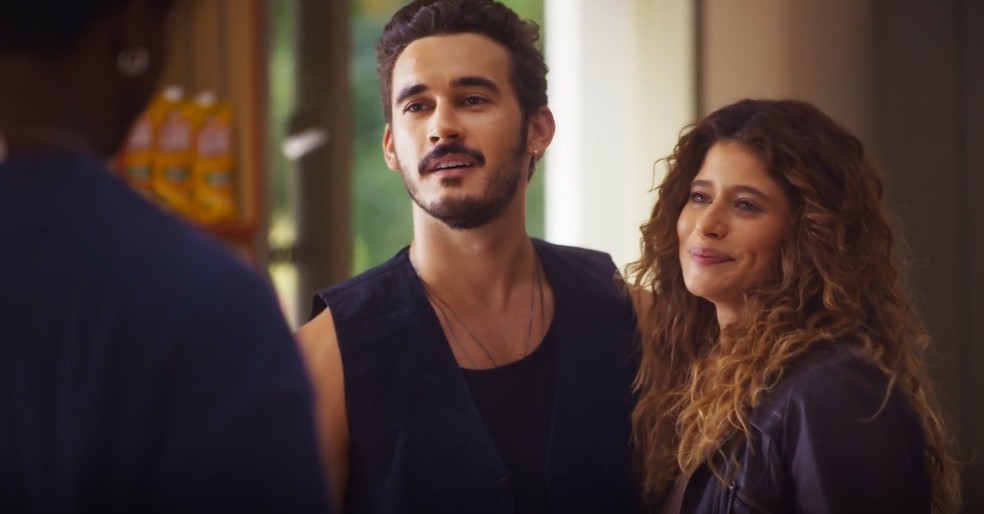 Em Coração Acelerado,&nbsp;João Raul flagra Agrado com Leandro — Foto: Globo