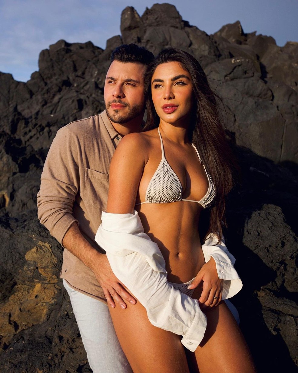 Gabriela Versiani aparece com look despojado e troca beijos com