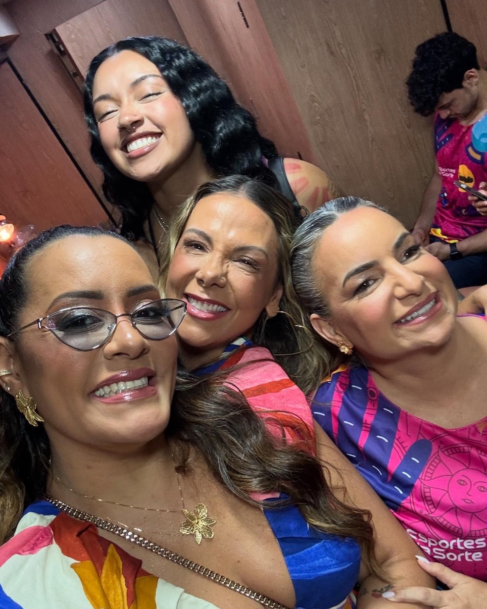 Carla Perez comemora aniversário com sua família e a de Péricles — Foto: Instagram