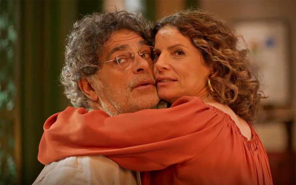 Deodora gosta de ser flagrada com Ariosto por Artur — Foto: Globo