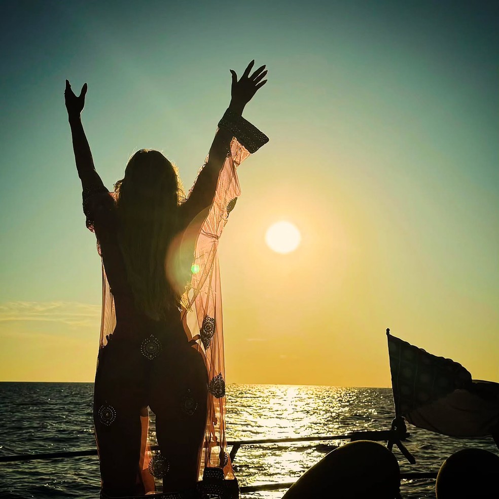 Lívia Andrade contempla pôr do sol em Ibiza e deixa fãs de queixo caído — Foto: Reprodução/Instagram