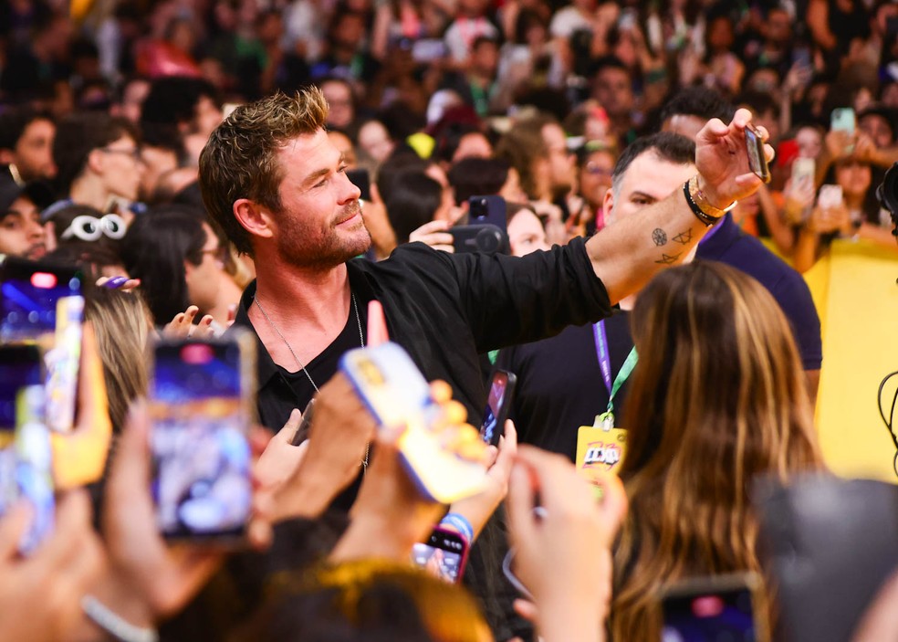Chris Hemsworth tira fotos com o público na grade do Palco Omelete — Foto: Manuela Scarpa/Brazil News
