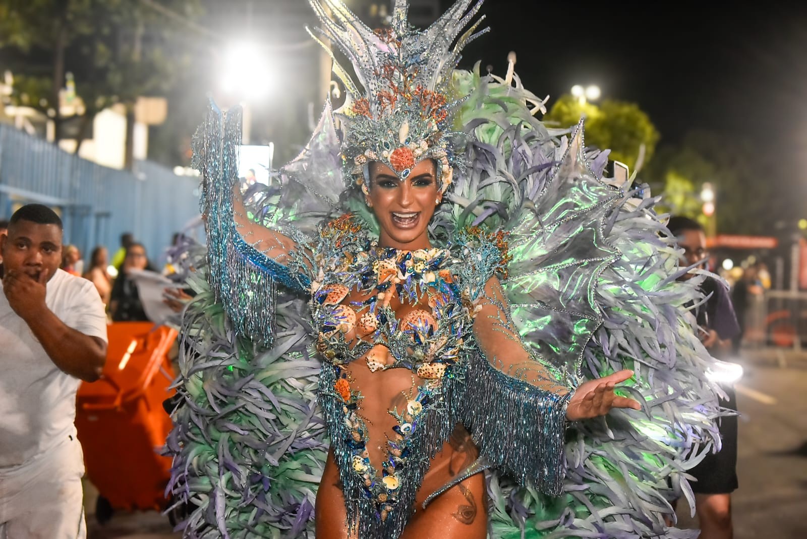 Rainha de bateria da Inocentes desfila com 3kg de conchas do mar: 'Custou R$ 50 mil'