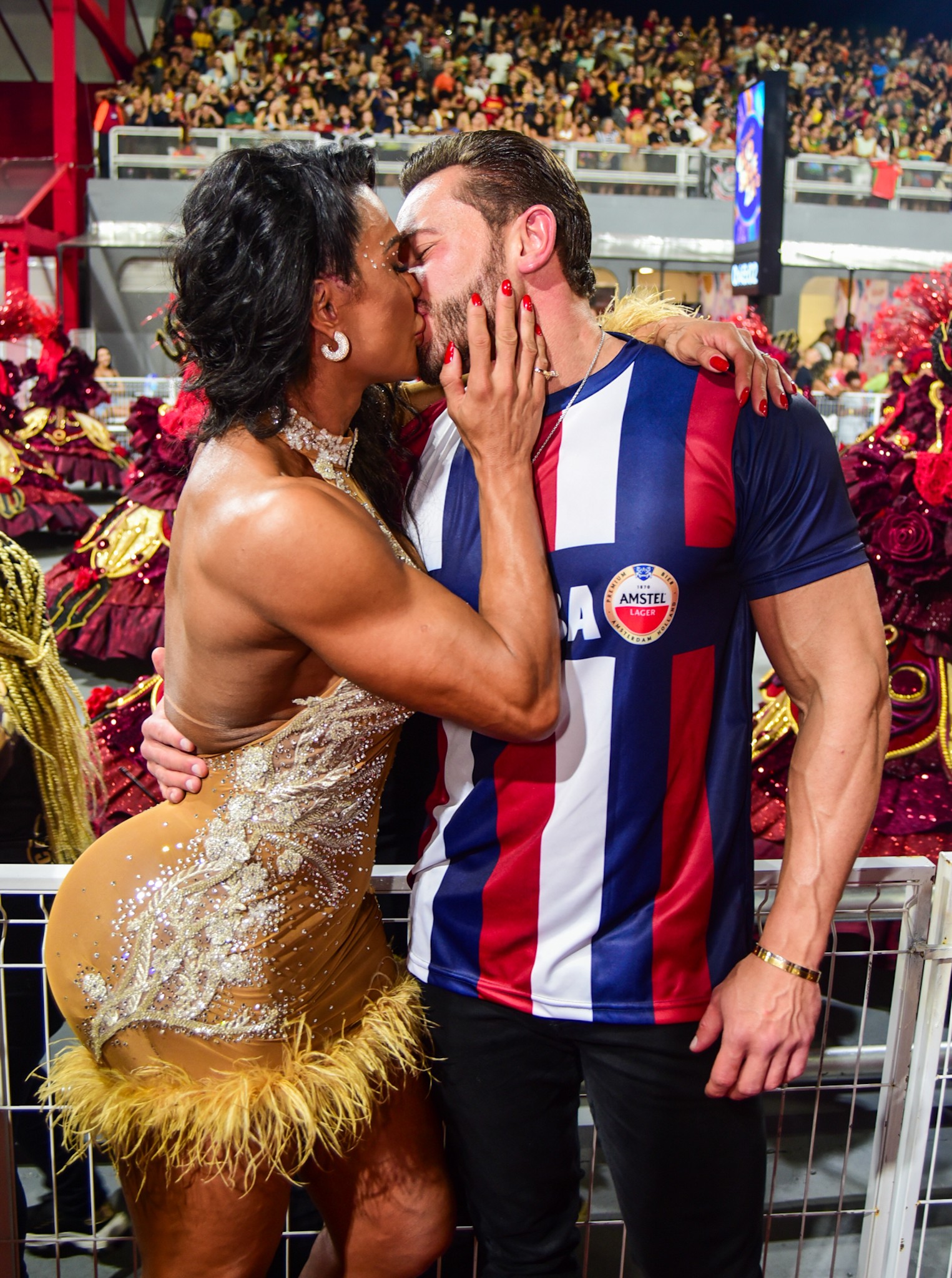 Gracyanne Barbosa posa com o novo namorado em camarote de São Paulo