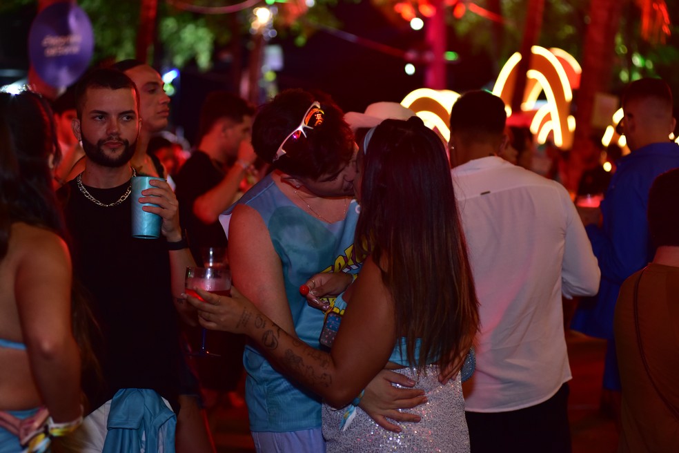 Álvaro e Mc Loma se beijam na Farofa da Gkay — Foto: Leo Franco/ Agnews