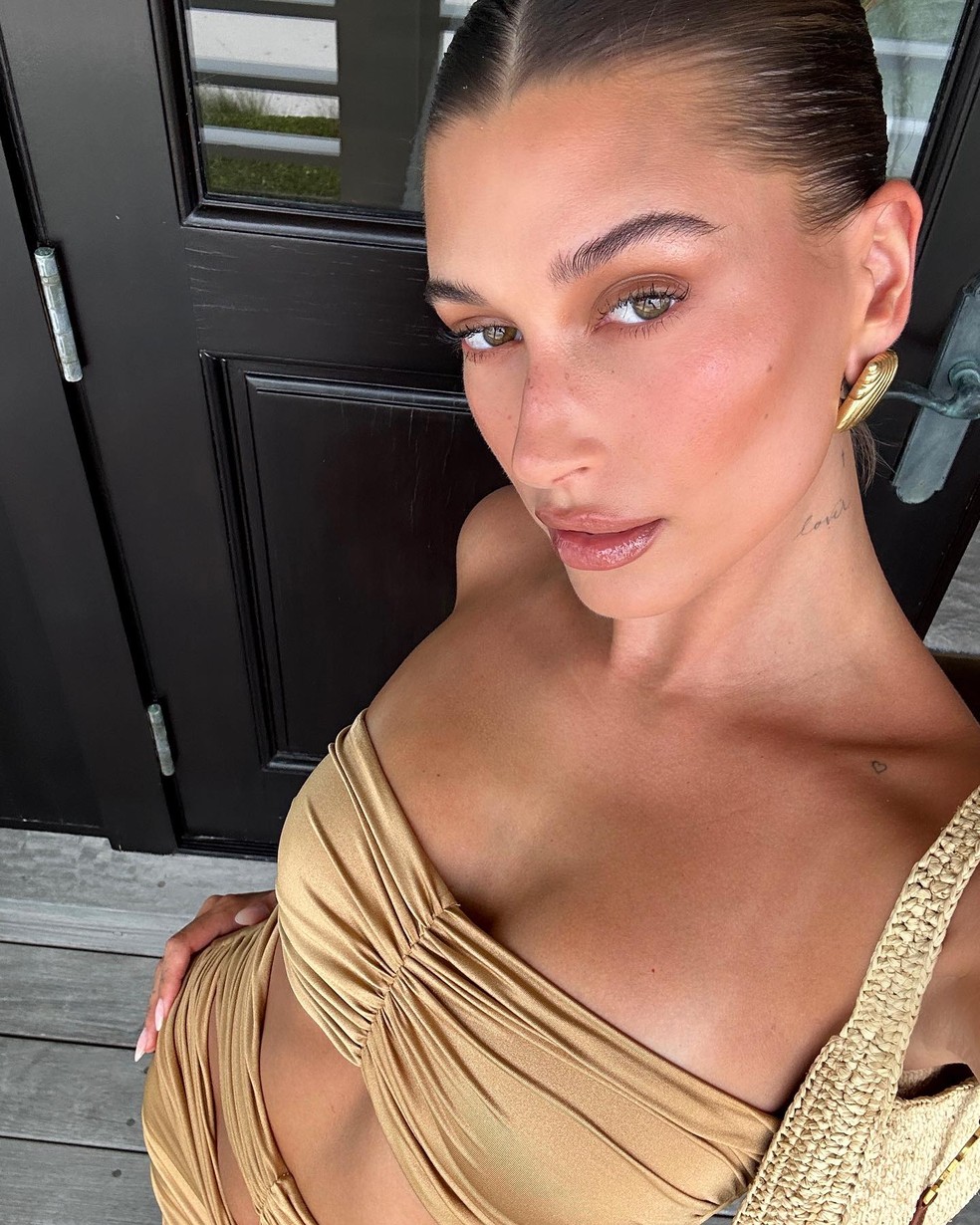 Hailey Bieber usa a maquiagem "latte", com paleta de cor marrom — Foto: Reprodução/Instagram