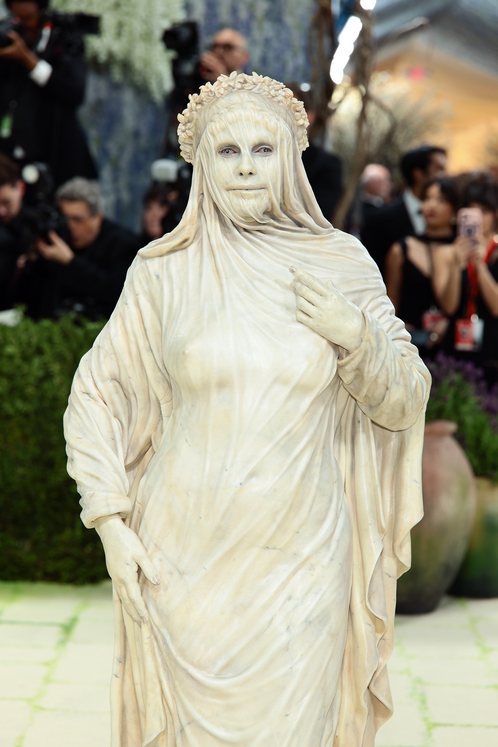 Com look inspirado em estátua, Heidi Klum surge irreconhecível no
