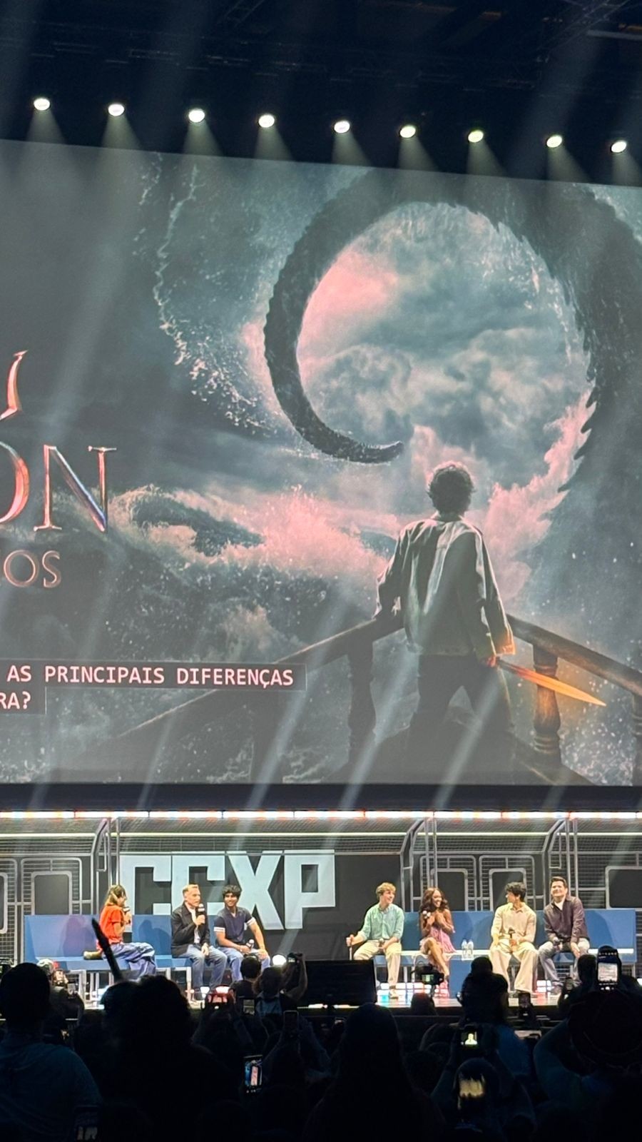 Elenco de 'Percy Jackson' é ovacionado pelos fãs no palco da CCXP25