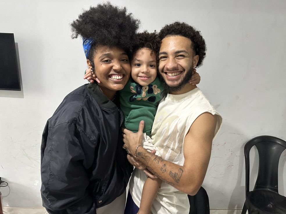 Thália do Estrela da Casa com o filho Noah e o companheiro Bruno — Foto: Fabio Rosso/gshow