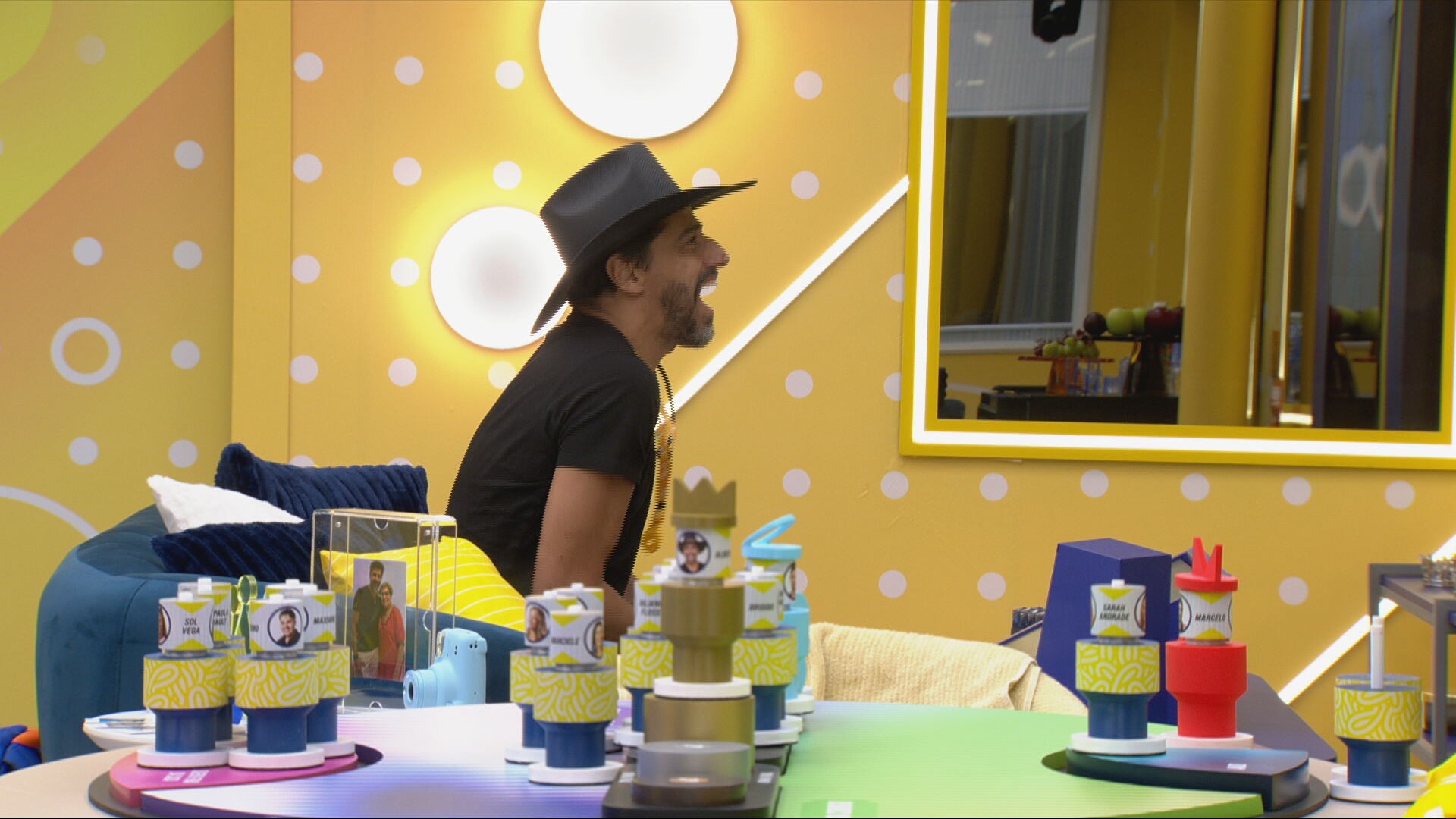 No BBB 26, Alberto Cowboy usa Toque de Despertar para acordar brothers e cai na gargalhada