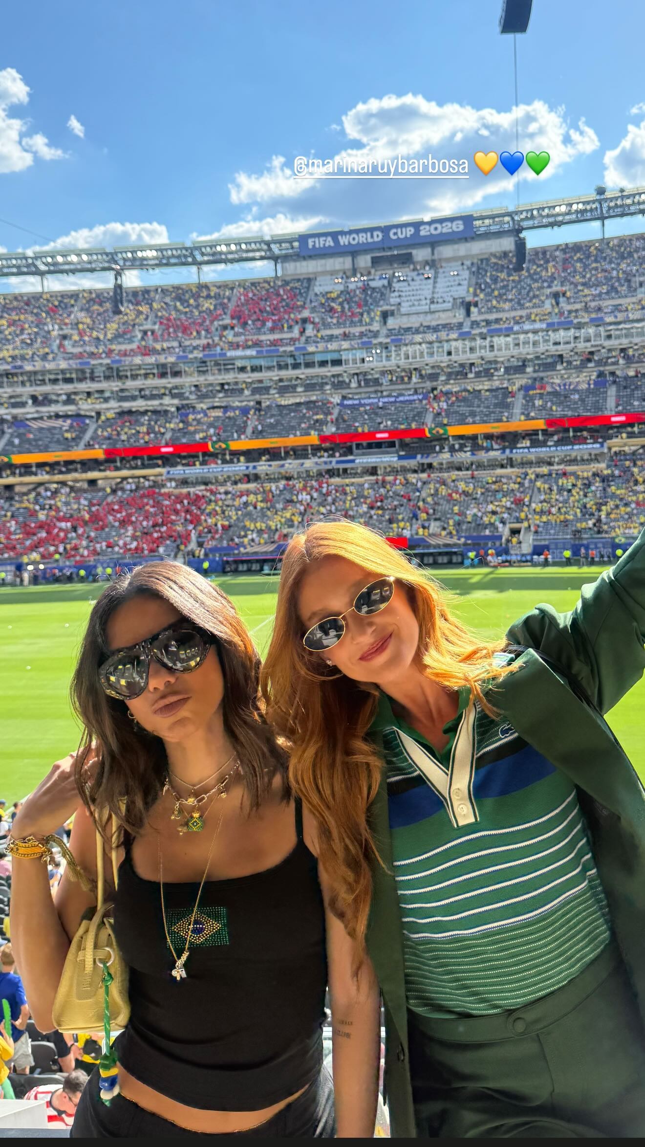 Anitta e Marina Ruy Barbosa posam juntas em estreia do Brasil na Copa do Mundo