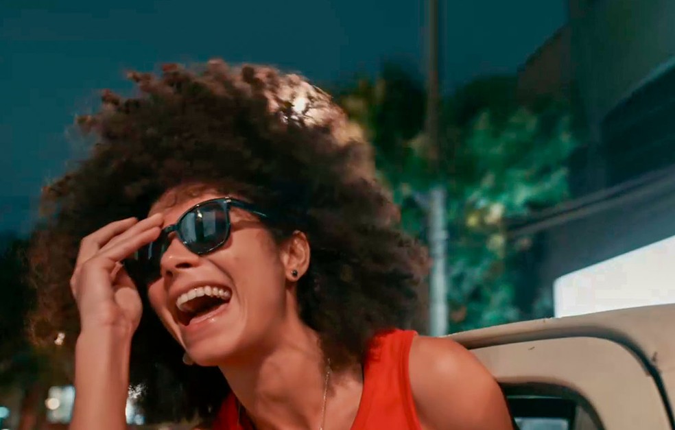 Em Renascer, Zinha (Samantha Jones) decide se declarar para Joana (Alice Carvalho) — Foto: Globo