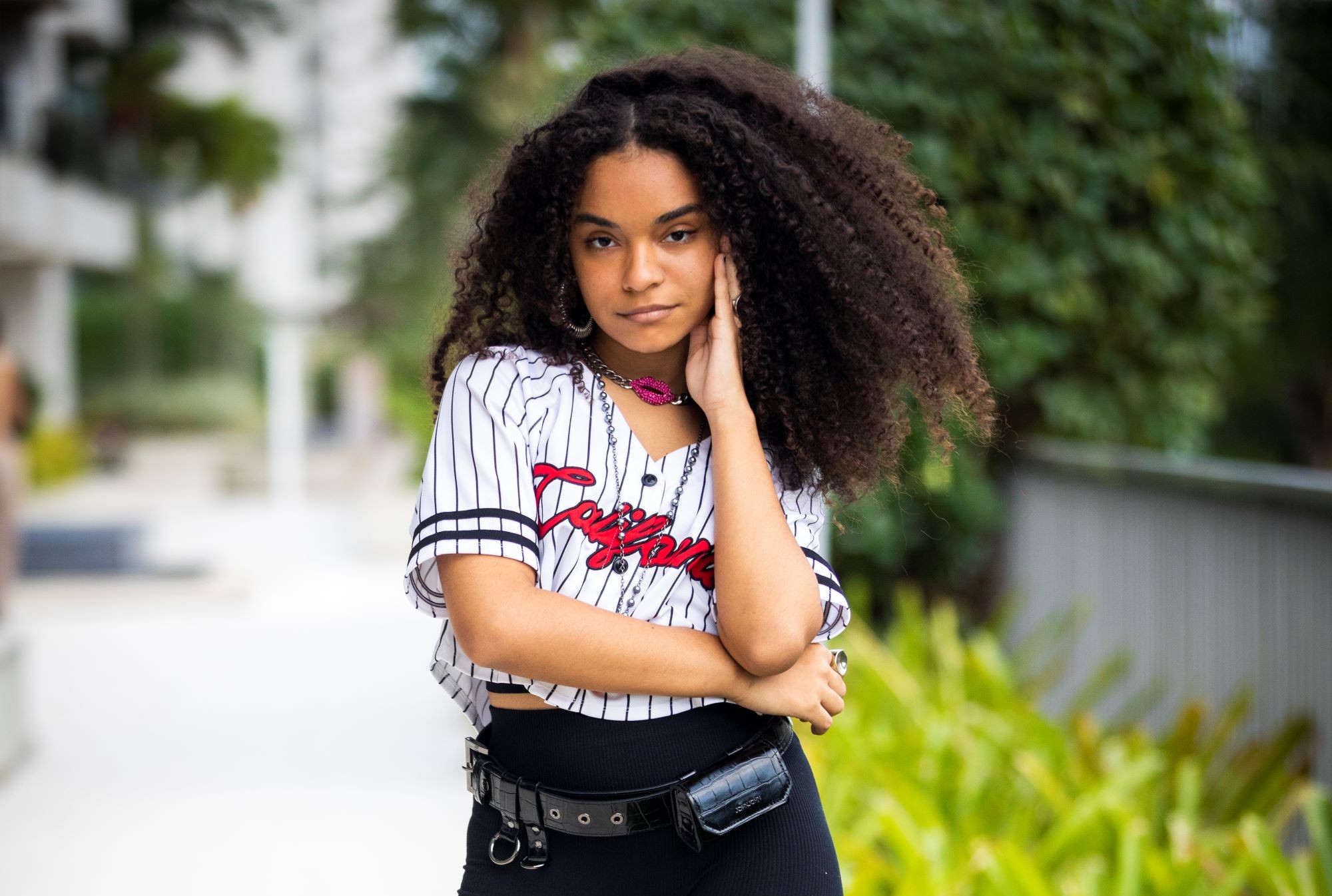 Os Outros: Gi Fernandes faz sua estreia na TV como Lorraine, filha do ...