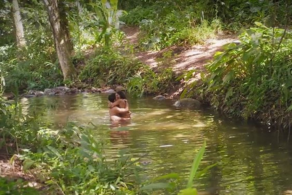Terra e Paixão: Caio tira a roupa e faz sexo com Aline em riacho — Foto: Globo