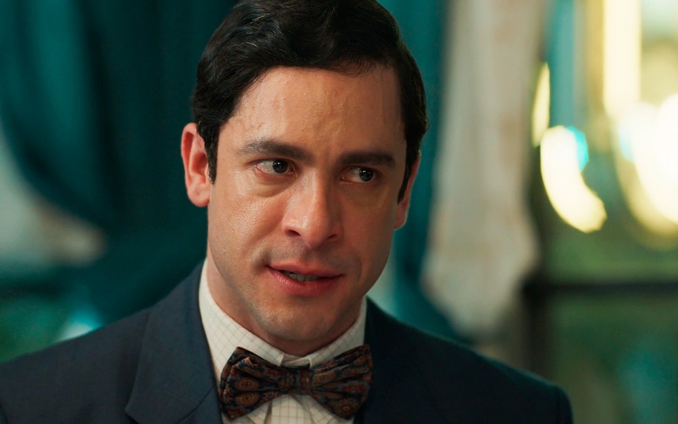 Celso (Rainer Cadete) não tolera quando Túlio (Cadu Libonati) diz que não vai desistir de Estela (Larissa Manoela) em Êta Mundo Melhor! — Foto: Globo