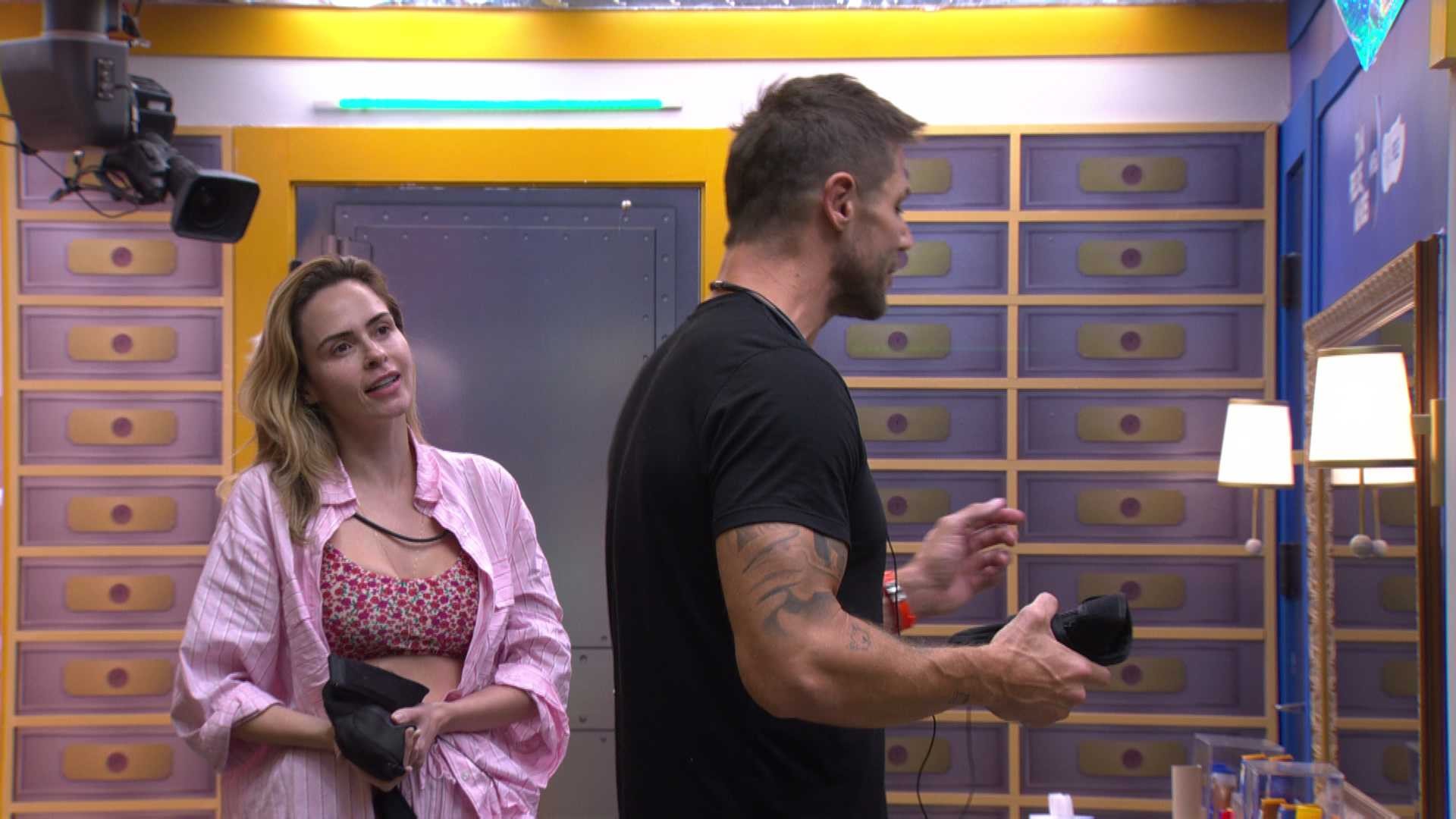 Jonas Sulzbach acende luz do quarto em que Ana Paula Renault está e provoca: 'Não vou deixar vocês dormirem'