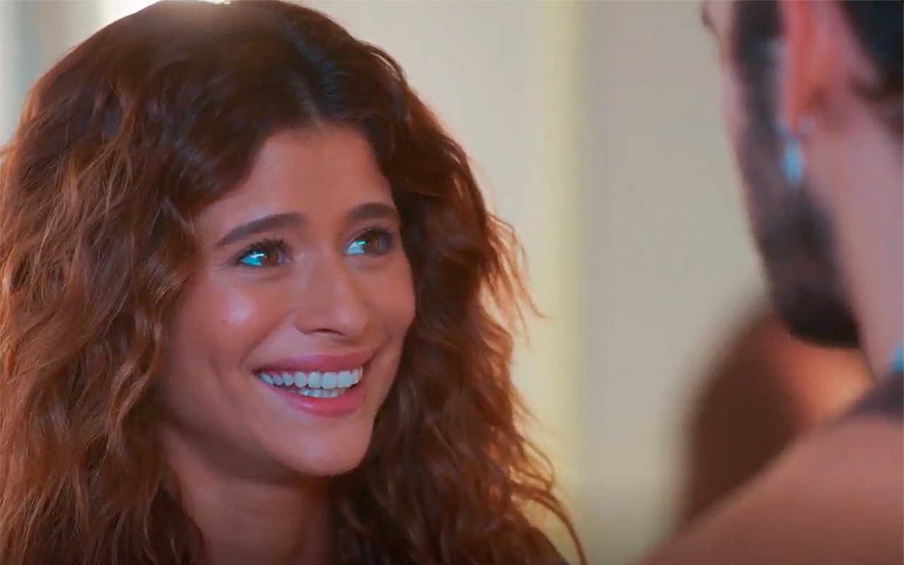 Coração Acelerado: Agrado se emociona ao ouvir sua música no rádio